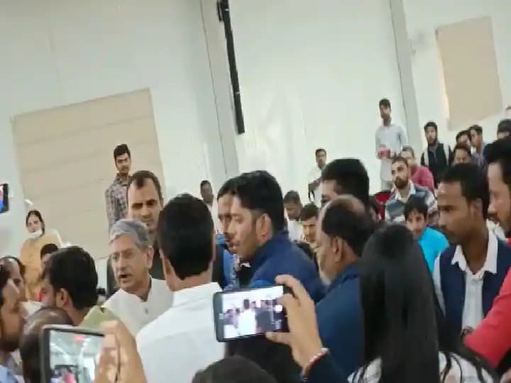 JDU के सम्मान समारोह में बवाल: आपस में भिड़े छात्र नेता, ललन सिंह के हस्तक्षेप के बाद शांत हुआ मामला