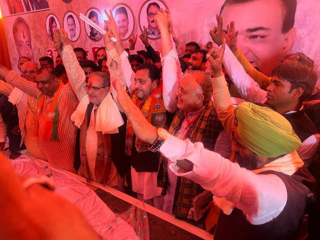 Rampur By-Election: रामपुर में आजम को झटका, मीडिया प्रभारी फसाहत अली BJP में शामिल