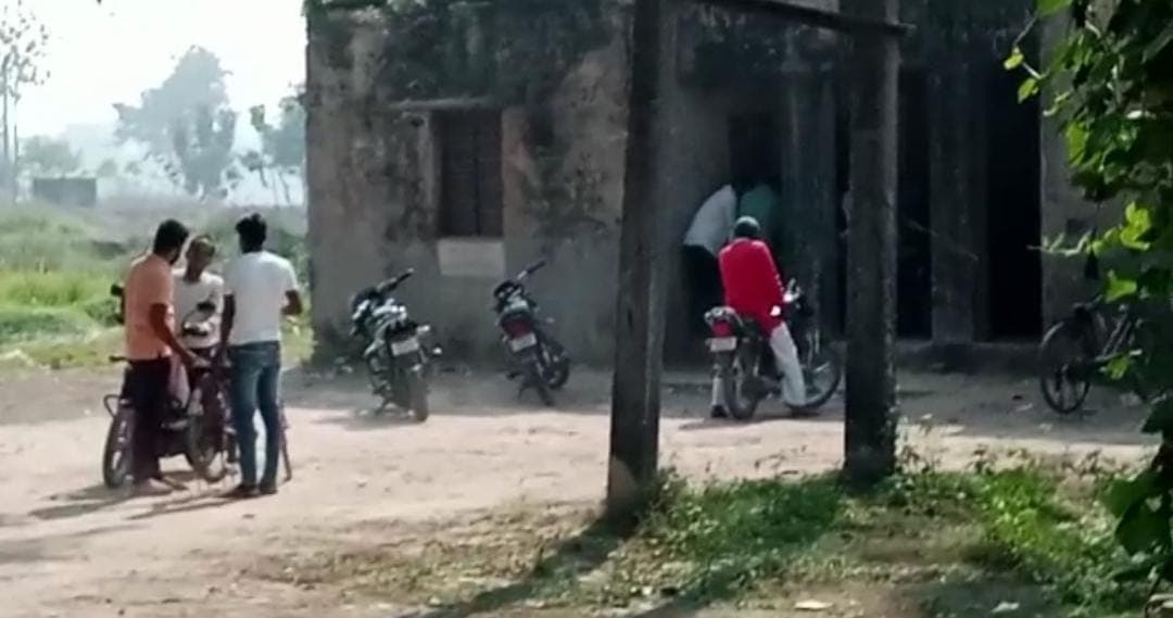 Gorakhpur: खाद के लिए कुछ दिन और किसानों को करना पड़ेगा इंतजार, 23 नवंबर को इफको की एक रैक आने की उम्मीद