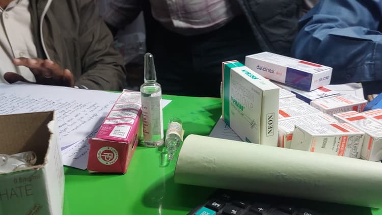 राजधानी पटना के बेली रोड स्थित एक निजी दवा दुकान में ड्रग विभाग ने की छापेमारी, दुकानदारों मचा हड़कंप