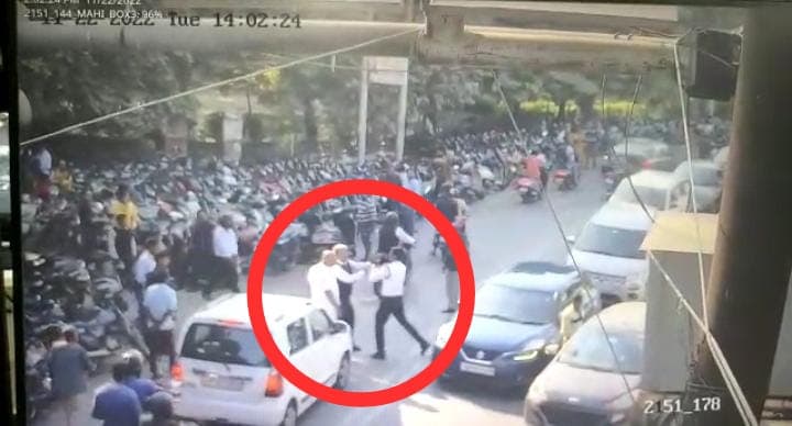 Kanpur में वकीलों ने ट्रैफिक सिपाही को पीटा, वर्दी फाड़ी, एफआईआर दर्ज