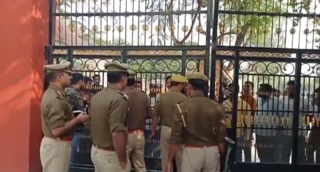 Kushinagar News:  स्कूल की तीसरी मंजिल से कूदकर छात्रा ने की सुसाइड की कोशिश, हालत नाजुक