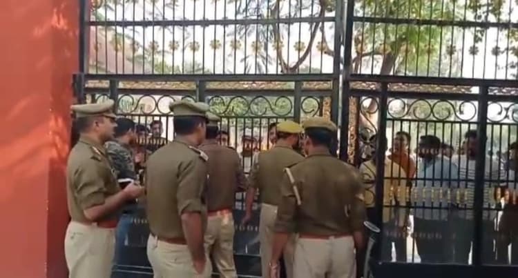 Kushinagar News:  स्कूल की तीसरी मंजिल से कूदकर छात्रा ने की सुसाइड की कोशिश, हालत नाजुक