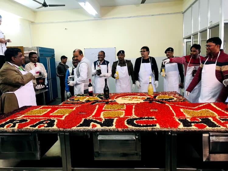Cake Mixing Ceremony: क्रिसमस से पहले आईएचएम, रांची में केक मिक्सिंग सेरेमनी, देखें फोटो
