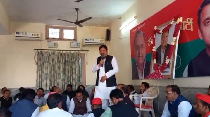 UP: सपा नेता के बिगड़े बोल, सुभाष चंद्र बोस से ज्यादा बताया मुलायम सिंह का संघर्ष, धरती पुत्र को कहा…