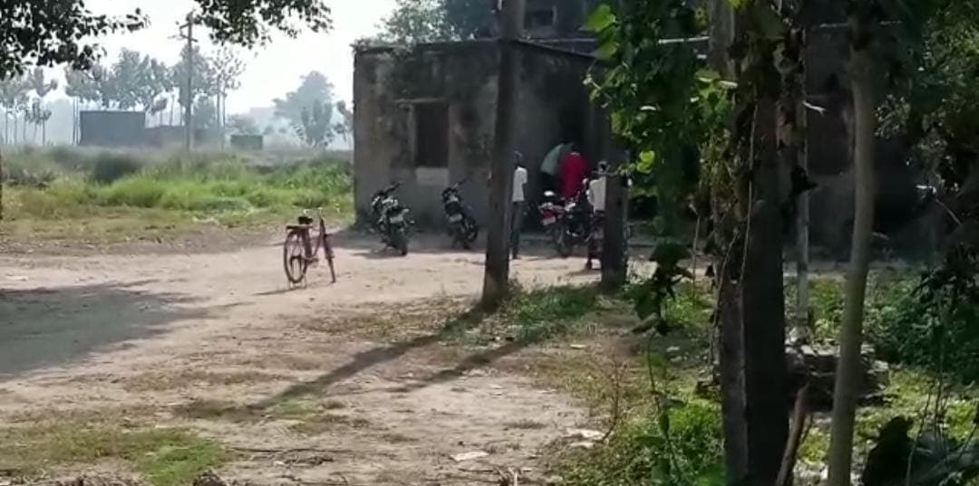 समितियों के साथ प्राइवेट दुकानों से डीएपी खत्म हो जाने से किसान परेशान, कृषि अधिकारी बोले- कल…