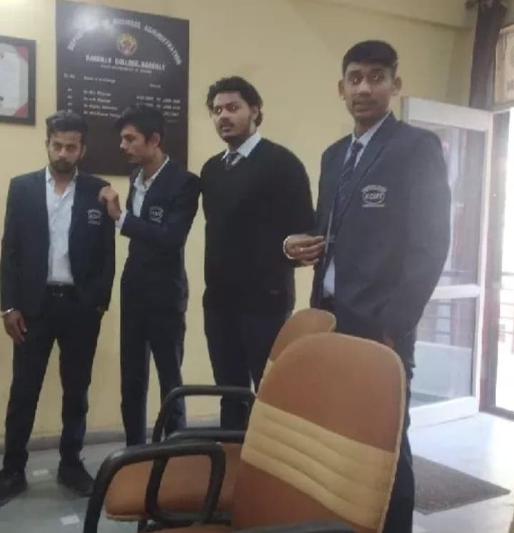 Bareilly: केसीएमटी के छात्रों का उत्पात, डिप्टी चीफ प्रॉक्टर से अभद्रता, दो गुटों में मारपीट, एक घायल