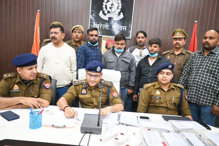 Bareilly Crime: लकड़ी कारोबारी से लूट का खुलासा, तीन गिरफ्तार, 3.95 लाख बरामद, जानें कैसे दिया अंजाम