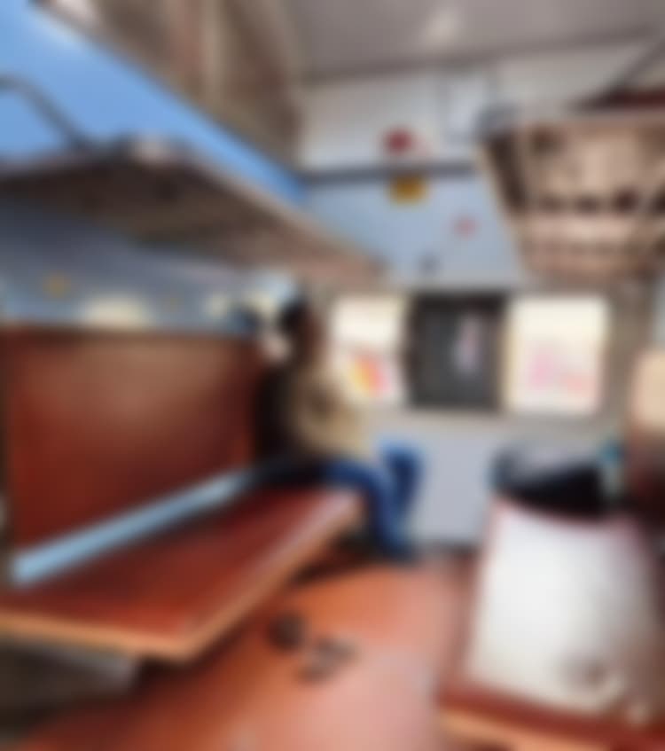 Aligarh News: रेलवे की बड़ी लापरवाही, चलती ट्रेन में यात्री की मौत बनकर आई रॉड, जांच शुरू