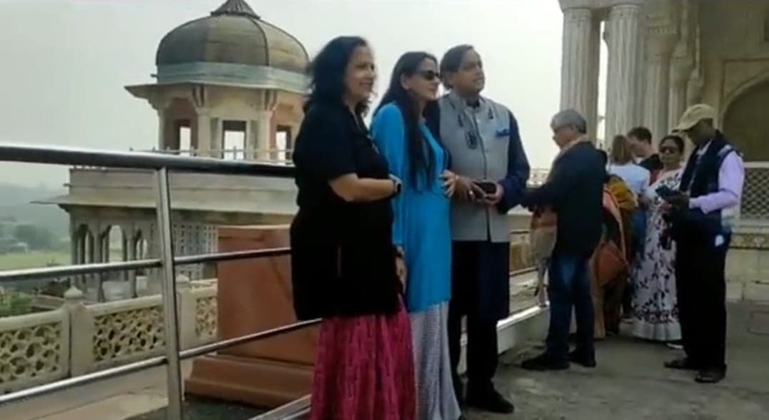 आगरा में शशि थरूर मना रहे मां लिली का 87वां बर्थडे, ताजमहल और किला का किया दीदार