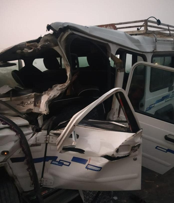 Agra News: जयपुर हाईवे पर ट्रक से टकराई बारातियों की कार, मौके पर चार लोगों की मौत, दूल्हे की हालत नाजुक