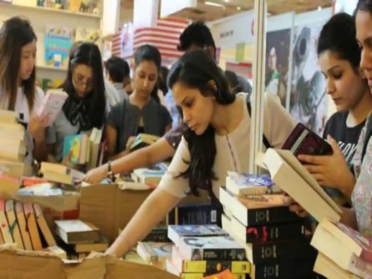 पटना पुस्तक मेले में लोगों को भा रही अंबेडकर की किताबें और धार्मिक साहित्य, खूब हो रही बिक्री