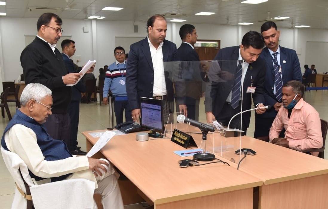 मुख्यमंत्री का जनता दरबारः सीएम ने जब मुख्य सचिव से कहा- बगल में बैठे हैं, फिर भी फोन नहीं उठा रहे..