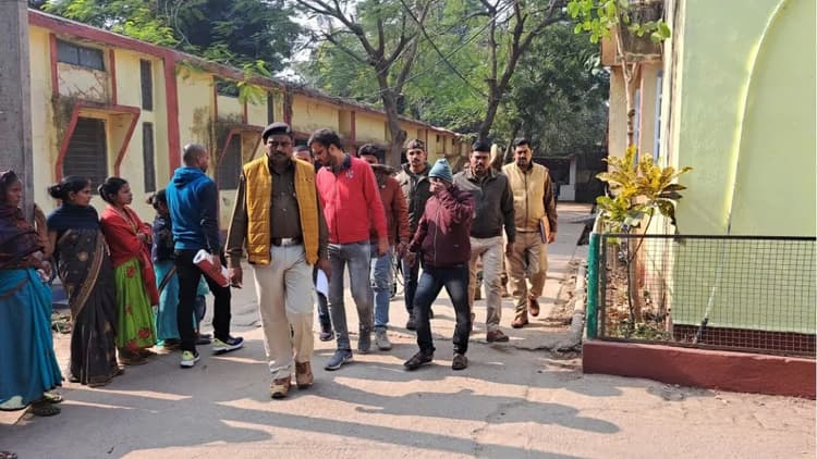 जमुई में बैठकर यूपी के रिटायर्ड पुलिस पदाधिकारी को बनाया फ्रॉड का शिकार, पुलिस ने फिल्मी स्टाइट में धरा