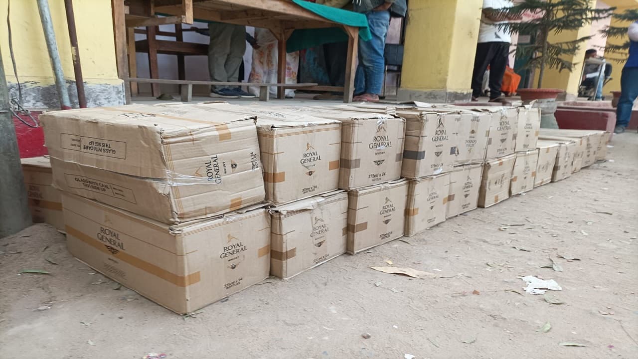 ‍Bihar: पुलिस को मिली बड़ी सफलता, 32 कार्टून अंग्रेजी शराब के साथ चार गाड़ी बरामद