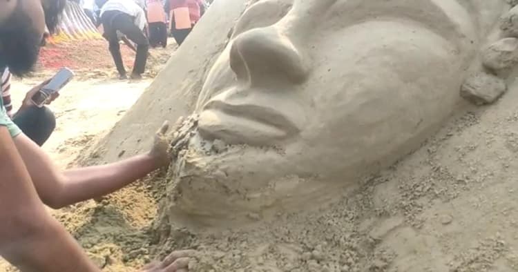 Gorakhpur News:  कलाकारों ने रेत पर उकेरा देश का दर्द, श्रद्धा हत्याकांड और जल बचाओ पर सोच को दिया आकार