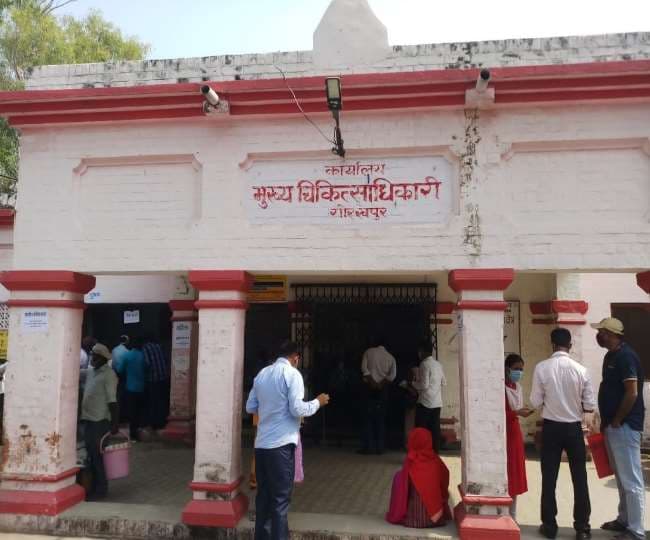 Gorakhpur News:  सरकारी अस्पतालों में नहीं रेडियोलॉजिस्ट, मरीज परेशान