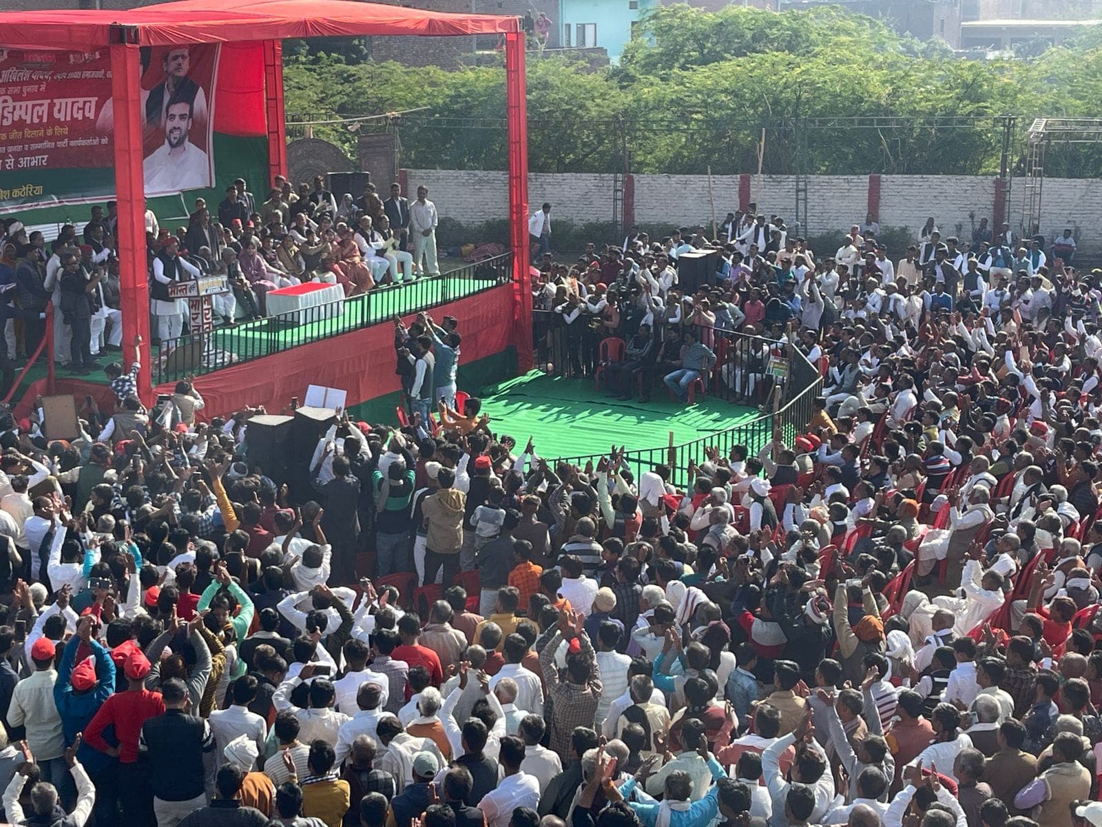 Mainpuri: उपचुनाव जीतने के बाद पहली बार किशनी पहुंचे अखिलेश-डिंपल, कहा- BJP को यूपी से है हटाना...