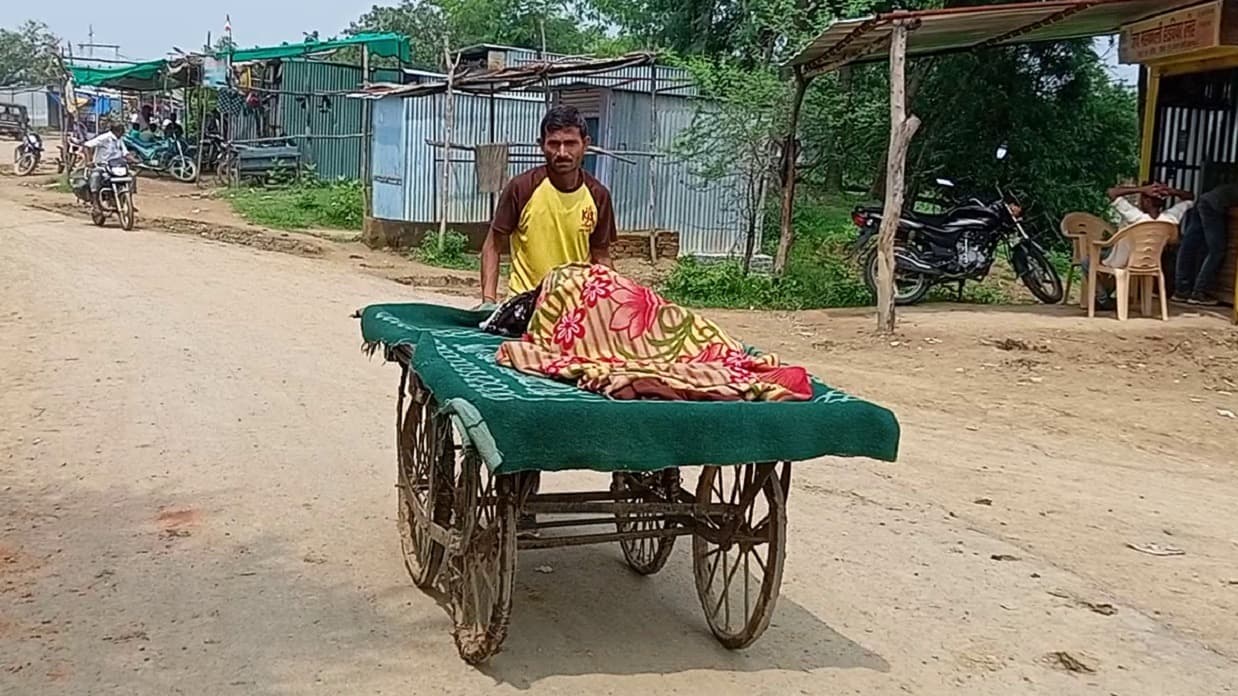 Bihar: नालांदा में प्रसुता को ठेले पर अस्पताल लेकर पहुंचे परिजन, बोले- एंबुलेंस को किया फोन पर नहीं आया