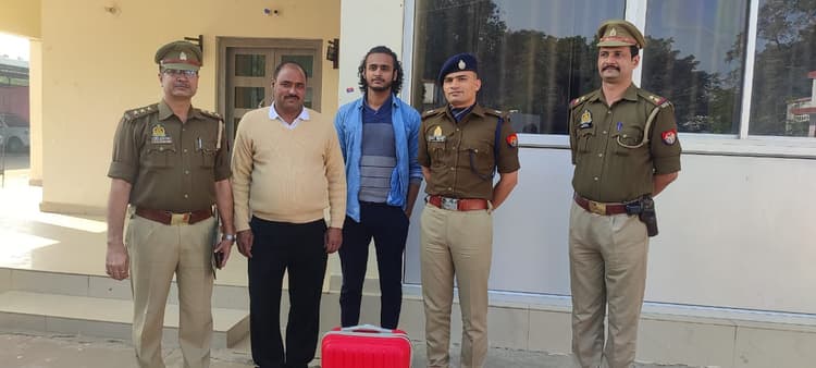 Gorakhpur News: ऑटो में छूटा जेवर और कैश से भरा बैग, पुलिस ने खोजकर लौटाया