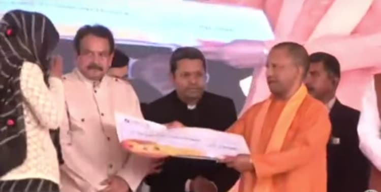 Mathura News: कान्हा की नगरी पहुंचे सीएम योगी, 210 विकास योजनाओं का किया लोकार्पण और शिलान्यास