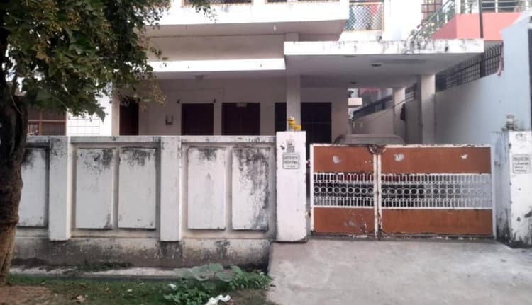 Gorakhpur News: बेटे ने चार दिन तक तख्त के नीचे छिपाकर रखा मां का शव, ऐसे हुआ पर्दाफाश