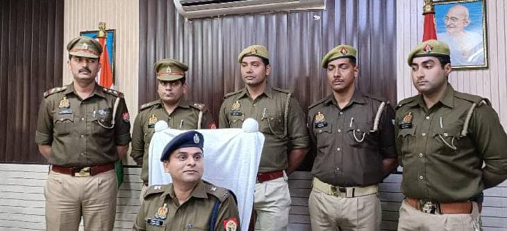 Agra News: घर में घुसकर बदमाशों ने लूटी महिला की चेन, पुलिस ने दो आरोपियों को किया गिरफ्तार, पूछताछ जारी