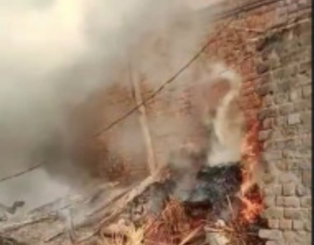 Bareilly News: मीरगंज में बड़ा हादसा, मकान में लगी भीषण आग, एक बच्चा झुलसा, मवेशी की जलकर मौत