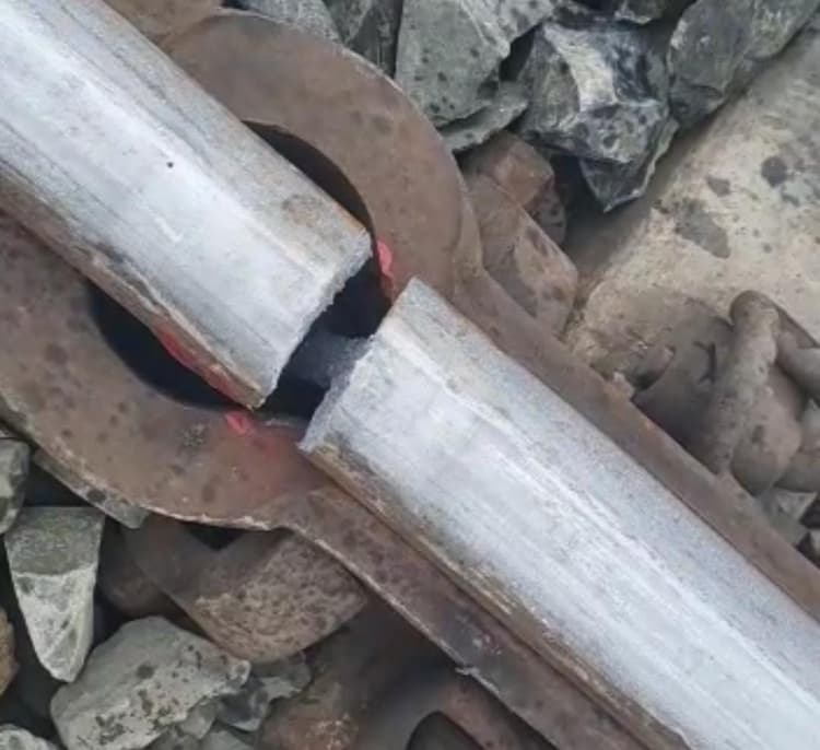 UP News: कुशीनगर के पनियहवा के पास टूटी रेल पटरी, थाने के सिपाही की सक्रियता से बड़ा हादसा टला