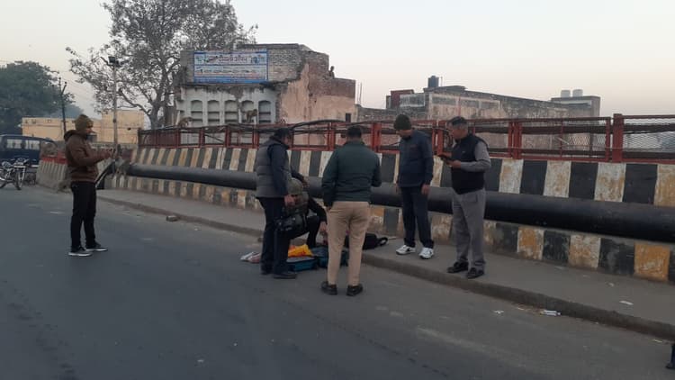 Agra News:  जिला मुख्यालय के पास मिला लावारिस सूटकेस, मचा हड़कंप, मौके पर पहुंचा बम निरोधक दस्ता