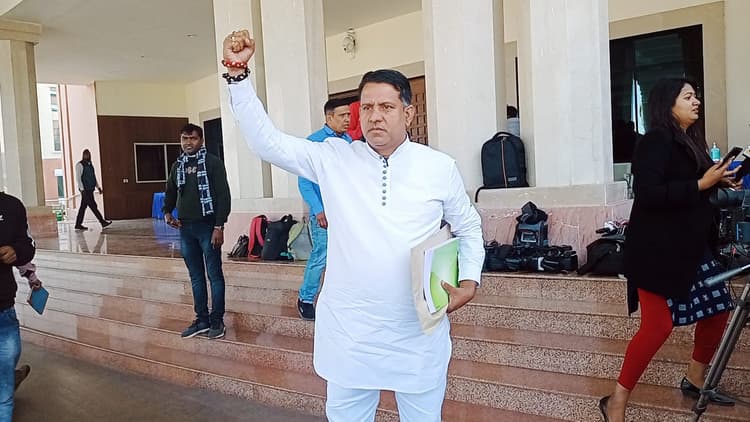 विधानसभा में रणधीर सिंह को किया गया मार्शल आउट, हंगामेदार रहा विधानसभा सत्र का पहला दिन