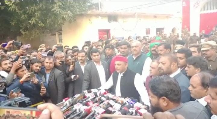 सपा विधायक से मिलने कानपुर जेल पहुंचे अखिलेश यादव, कहा- न भागते तो होता बलवंत और विकास दुबे जैसा हाल...