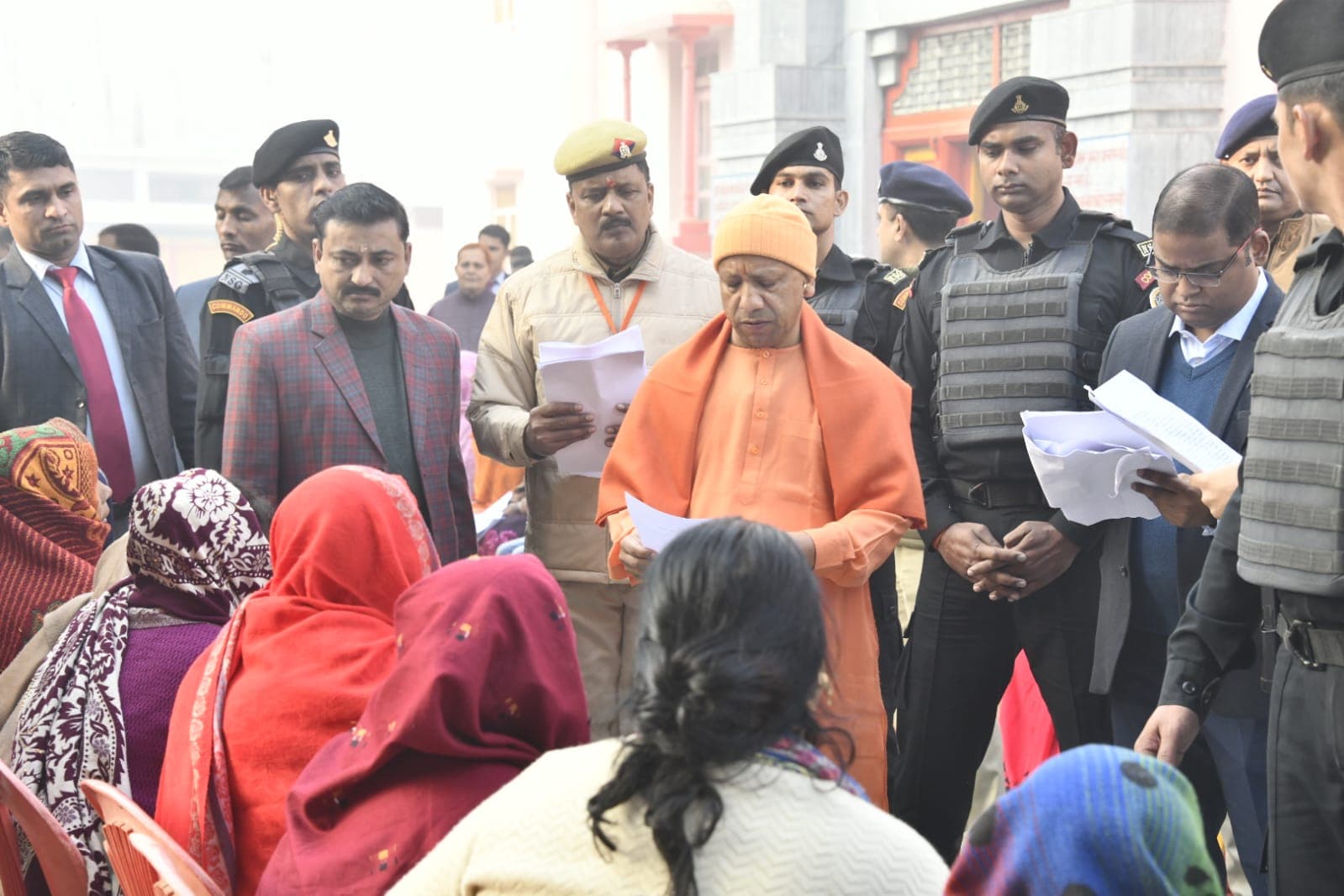 Gorakhpur: सीएम योगी ने जनता दर्शन कार्यक्रम में सुनी लोगों की समस्याएं, अधिकारियों को किया निर्देशित