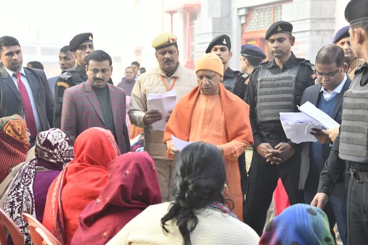 Gorakhpur: सीएम योगी ने जनता दर्शन कार्यक्रम में सुनी लोगों की समस्याएं, अधिकारियों को किया निर्देशित