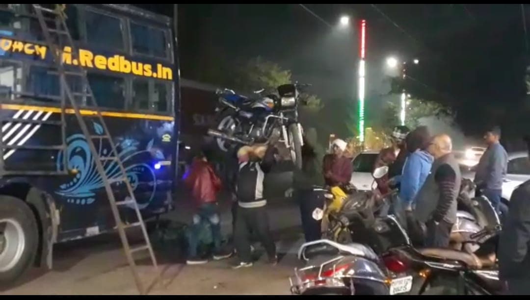 Agra: रील लाइफ का नहीं...रियल लाइफ का है यह बाहुबली, मिनटों में बस पर चढ़ा देता है दोपहिया वाहन, पढ़ें...