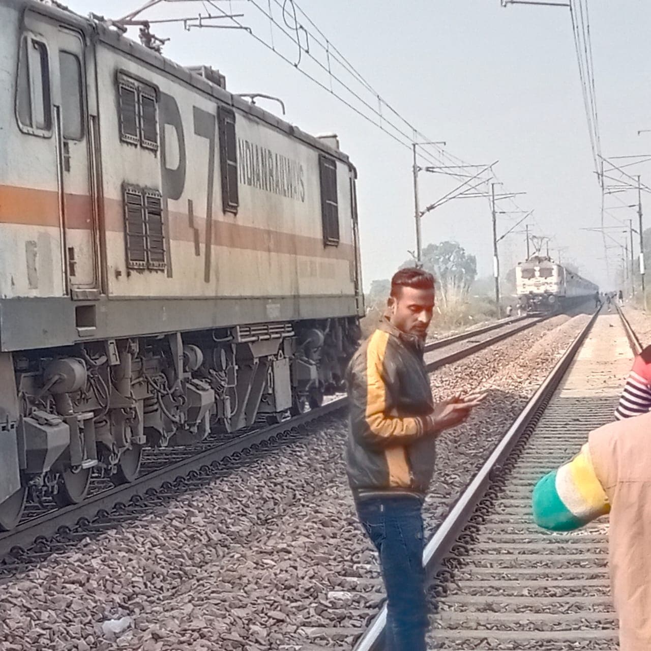 Agra News: दो ट्रेनों के एक ही पटरी पर आने की खबर से मचा हड़कंप, जांच के बाद भ्रामक निकली सूचना