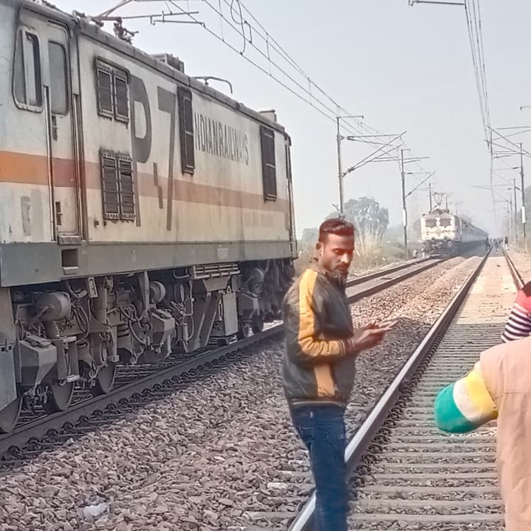 Agra News: दो ट्रेनों के एक ही पटरी पर आने की खबर से मचा हड़कंप, जांच के बाद भ्रामक निकली सूचना