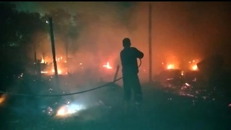 भागलपुर में शॉर्ट सर्किट से लगी आग, 15 घर जलकर राख, देखें वीडियो