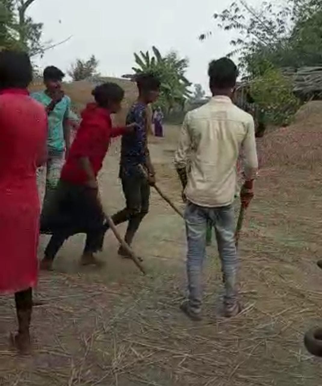 Maharajganj News: पुरानी रंजिश को लेकर दो पक्षों में हुई मारपीट, जमकर चले लाठी डंडे, कई लोग घायल