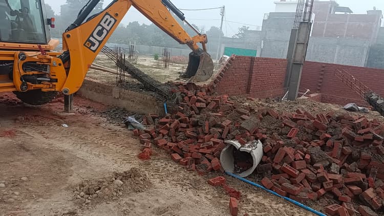 Bareilly News: मिनी बाईपास पर अवैध कॉलोनी में चला बीडीए का बुलडोजर, नवनिर्मित भवनों को गिराया