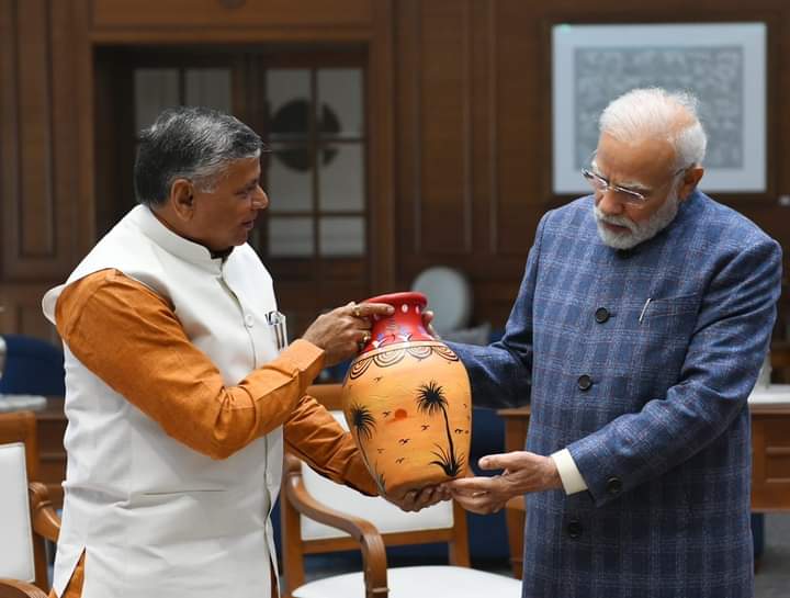 UP News: पीएम मोदी से मिले यूपी के कारागार मंत्री धर्मवीर प्रजापति, भेंट की कैदियों की बनाई हुई वस्तुएं
