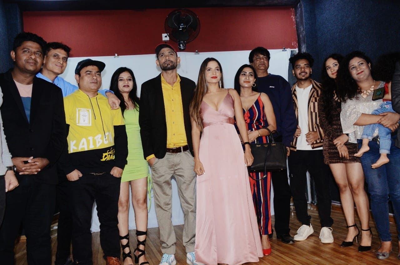 उत्कर्ष सक्सेना का रोमांटिक गाना 'स्नोफॉल' रिलीज, कसीम हैदर-पीयू चौहान की केमिस्ट्री ने फैंस का जीता दिल