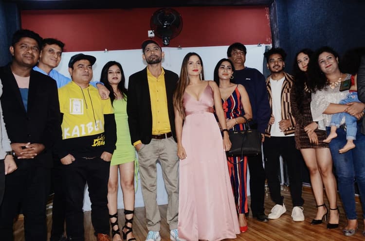 उत्कर्ष सक्सेना का रोमांटिक गाना 'स्नोफॉल' रिलीज, कसीम हैदर-पीयू चौहान की केमिस्ट्री ने फैंस का जीता दिल