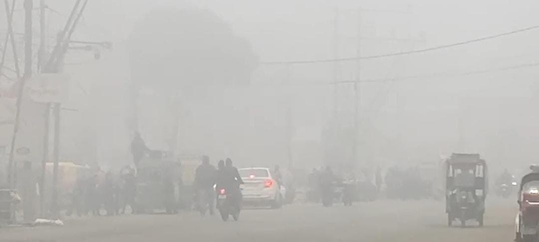 Gorakhpur Weather: सर्दी का सितम जारी, नगर निगम नहीं कर रहा अलाव की व्यवस्था, ठंड में ठिठुर रहे लोग