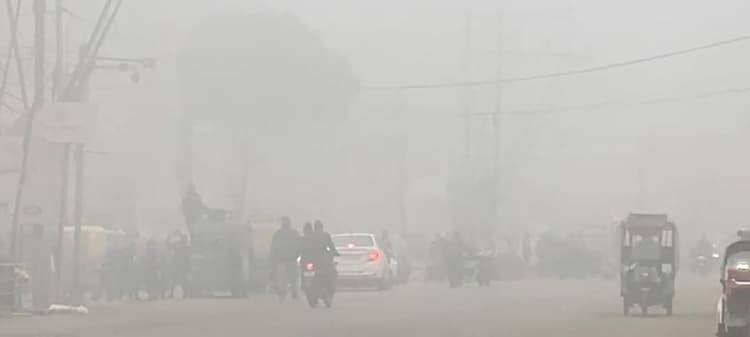 Gorakhpur Weather: सर्दी का सितम जारी, नगर निगम नहीं कर रहा अलाव की व्यवस्था, ठंड में ठिठुर रहे लोग