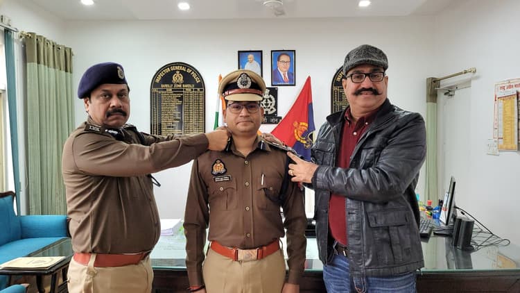 Bareilly: एसएसपी अखिलेश चौरसिया के डीआईजी बनने पर एडीजी-आईजी ने लगाया रैंक प्रतीक, यहां रही अब तक तैनाती