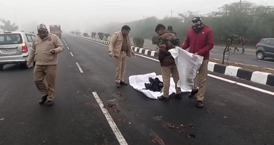 ताजनगरी में हुई रोंगटे खड़े कर देने वाली घटना, 100 मीटर तक हाईवे पर चिपक गए शव के टुकड़े, रौंदते रहे वाहन