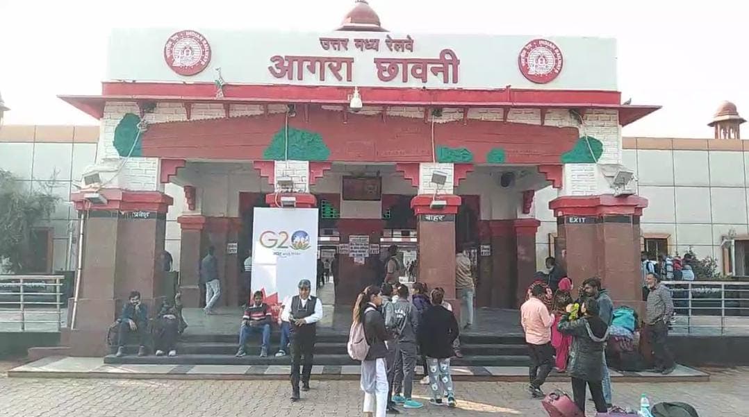 Agra News: कोहरे ने रफ्तार पर लगाया ब्रेक, कई ट्रेनें कैंसिल, देखें पूरी लिस्ट