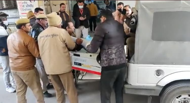 Agra News: डीएम ने दिखाई मानवता, सड़क दुर्घटना में घायल युवती को अपनी एस्कॉर्ट से भिजवाया अस्पताल