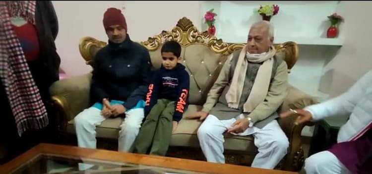 Gorakhpur News: केरल के राज्यपाल आरिफ मोहम्मद खान पहुंचे गोरखपुर, शहीद रविंद्र सिंह के परिवार से मिले